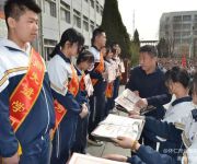 學(xué)身邊公德榜樣?    樹良好文明形象——懷仁市云東中學(xué)舉行升旗儀式暨校級＂十大公德標兵”頒獎典禮