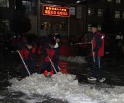 掃雪護(hù)行   情暖云東  ——我校組織進(jìn)行清掃校園積雪勞動(dòng)活動(dòng)